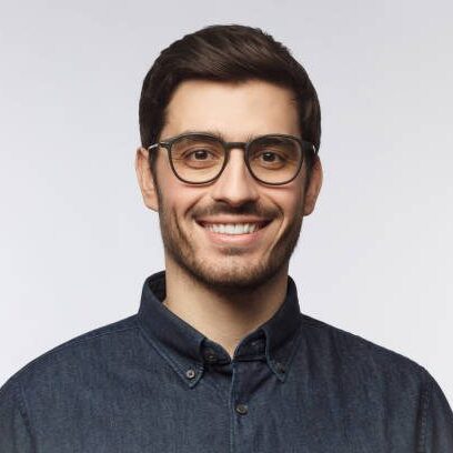 testimonial luke Headshot of cheerful handsome man with trendy haircut and eyeglasses isolated on gray background